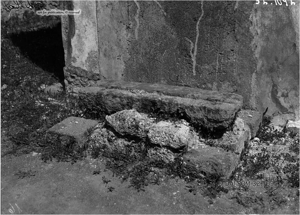 VI.11.10 Pompeii. Chest base against east wall of atrium.
According to Pernice –
A lava block is attached to three corners of the base, and a travertine block to the fourth.
The space between these blocks is filled with tuff and crumb rocks.
There is no evidence of a fastening spike.
See Pernice, E., 1932. Hellenistische Tische, Zisternenmündungen, Beckenuntersätze, Altäre u. Truhen. Berlin, p. 75, Taf. 45.4.
DAIR 32.1092. Photo © Deutsches Archäologisches Institut, Abteilung Rom, Arkiv.
Thanks to Espen B. Andersson for assisting us in our interest in money-chests.