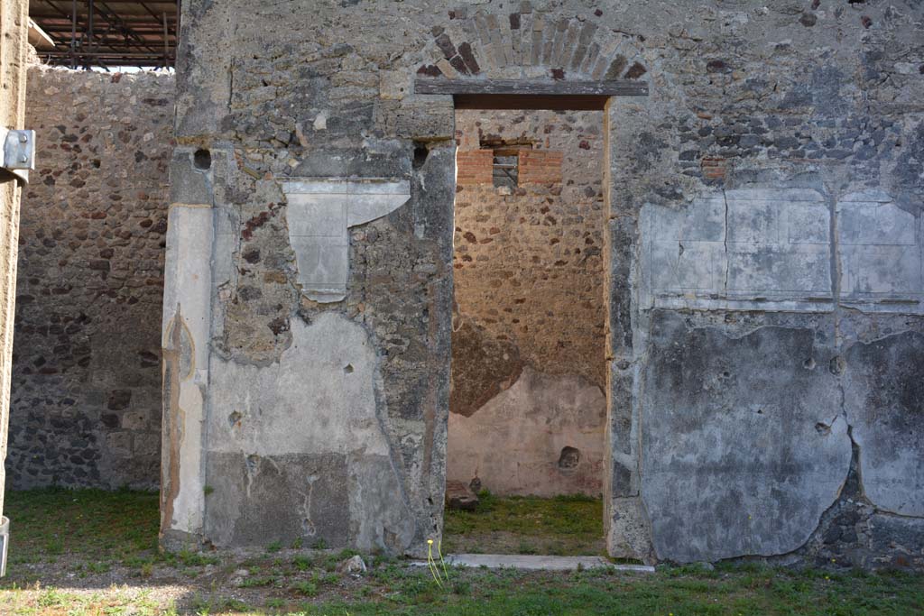 VI.11.10 Pompeii. October 2017. Doorway to room 30, in centre, on east side of atrium.
Foto Annette Haug, ERC Grant 681269 DÉCOR