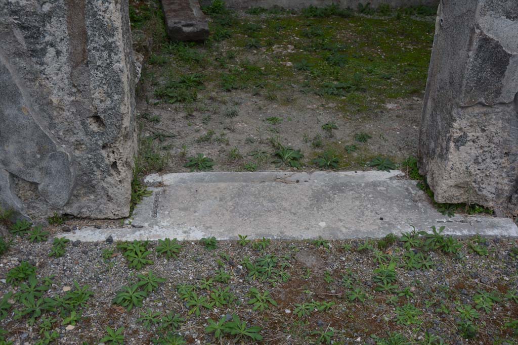 VI.11.10 Pompeii. October 2017. Room 30, threshold of doorway.
Foto Annette Haug, ERC Grant 681269 DÉCOR