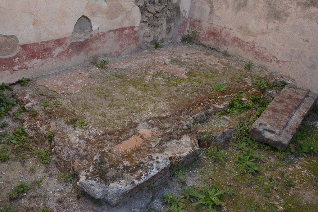 VI.11.10 Pompeii. October 2017. Room 30, structure against north and east walls.
Foto Annette Haug, ERC Grant 681269 DÉCOR