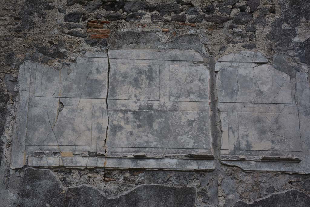 VI.11.10 Pompeii. October 2017. Upper east wall of atrium, wall decoration between doorways to rooms 30 and 26.
Foto Annette Haug, ERC Grant 681269 DÉCOR



