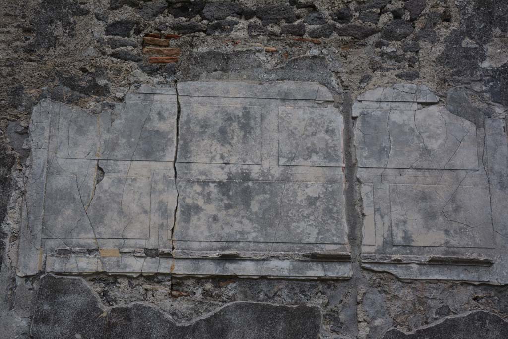 VI.11.10 Pompeii. October 2017. Upper east wall of atrium, wall decoration between doorways to rooms 30 and 26.
Foto Annette Haug, ERC Grant 681269 DÉCOR