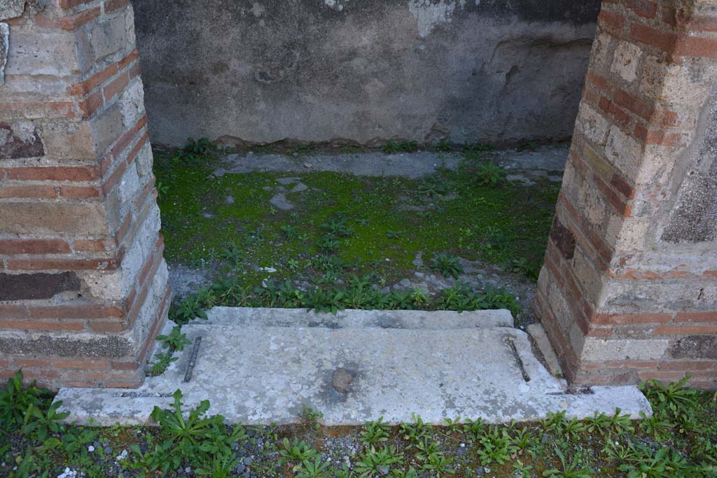 VI.11.10 Pompeii. October 2017. Room 25, doorway threshold, looking south.
Foto Annette Haug, ERC Grant 681269 DÉCOR