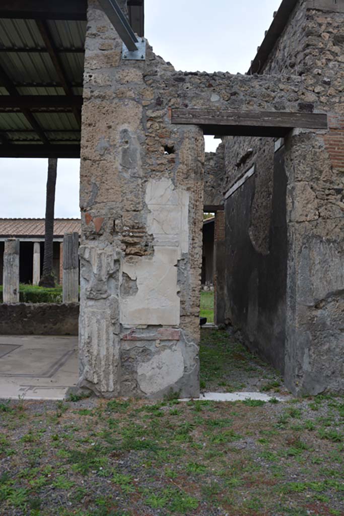 VI.11.10 Pompeii. October 2017.
North side of atrium 27, with tablinum, on left, and doorway to corridor 34, on right.
Foto Annette Haug, ERC Grant 681269 DÉCOR