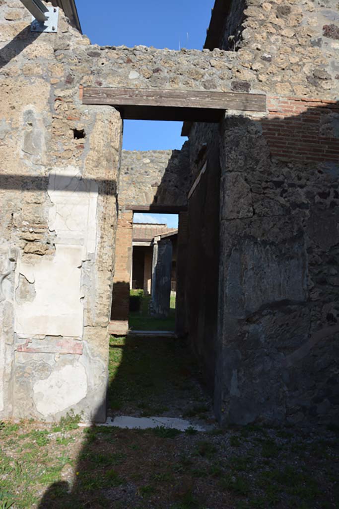 VI.11.10 Pompeii. October 2017. Corridor 34, looking north from atrium towards peristyle.
Foto Annette Haug, ERC Grant 681269 DÉCOR