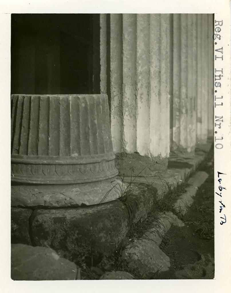 VI.11.10 Pompeii. Pre-1937-39. Detail of puteal and columns from peristyle 36.
Photo courtesy of American Academy in Rome, Photographic Archive. Warsher collection no. 1043.