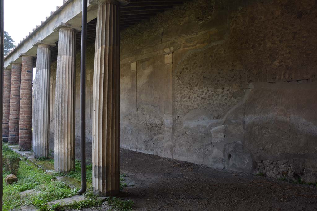 VI.11.10 Pompeii. October 2017. Peristyle 36, looking south towards west portico from north portico.
Foto Annette Haug, ERC Grant 681269 DÉCOR