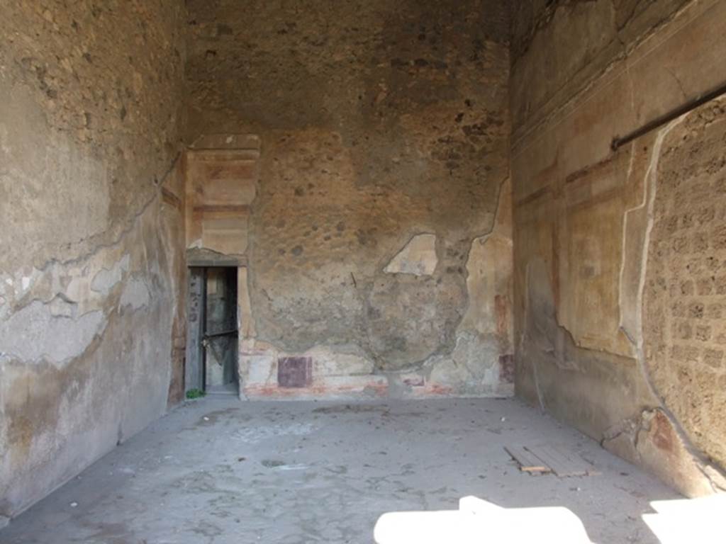 VI.11.10 Pompeii. December 2007. Room 40, looking north across exedra. The doorway to room 41 is in north wall.
