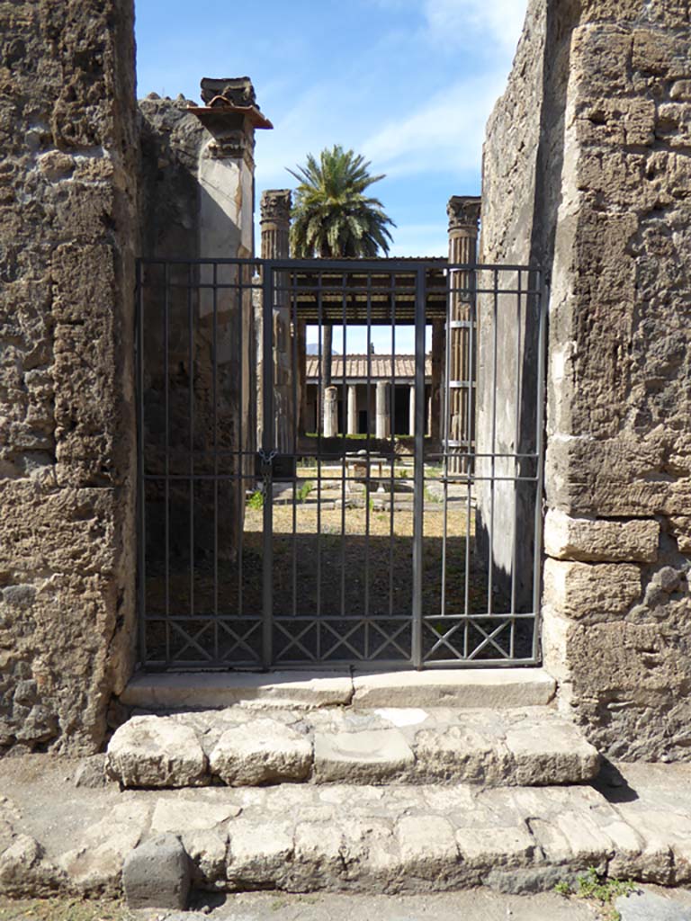 VI.11.10 Pompeii. September 2017. Looking north through entrance doorway.
Foto Annette Haug, ERC Grant 681269 DÉCOR