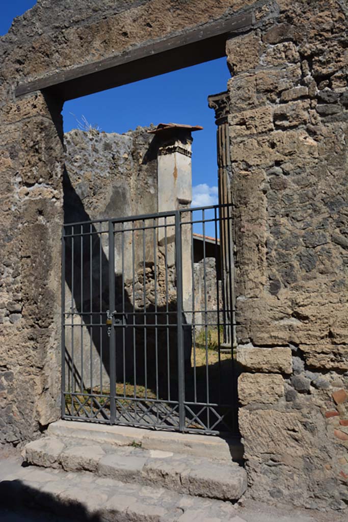 VI.11.10 Pompeii. July 2017.
Looking through entrance doorway towards west side of entrance vestibule showing pilaster with stucco decoration.
Foto Annette Haug, ERC Grant 681269 DÉCOR