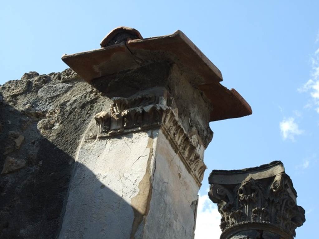 VI.11.10 Pompeii. March 2009.
Capital at top of pilaster with stucco decoration on west side of vestibule, with capital of atrium column, on right.