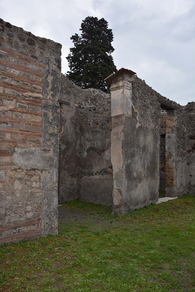 VI.11.10 Pompeii. October 2017. Looking south from atrium 27 towards west side of vestibule.
Foto Annette Haug, ERC Grant 681269 DÉCOR