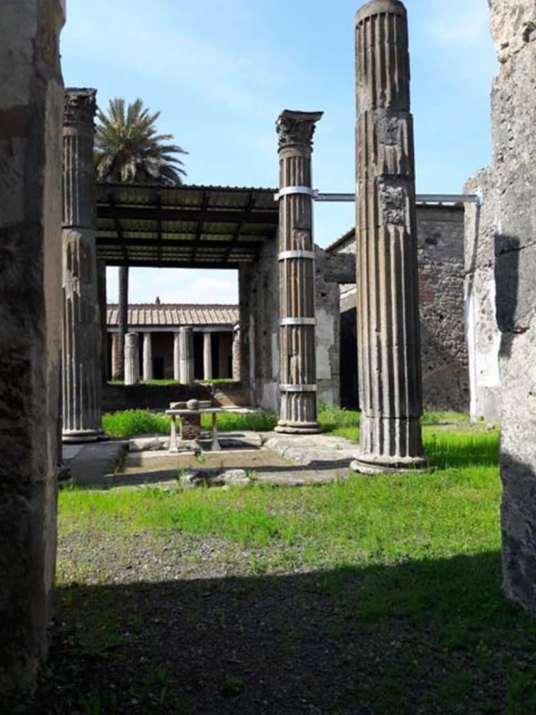 VI.11.10 Pompeii. April 2017. Tetrastyle atrium with Impluvium and marble table.
Photo courtesy of Dr Paul J. Turner.
