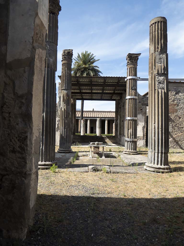 VI.11.10 Pompeii. September 2017.
Looking north from entrance corridor towards columns, impluvium and marble table.
Foto Annette Haug, ERC Grant 681269 DÉCOR