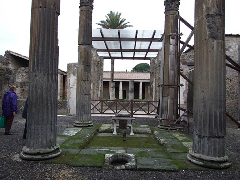 VI.11.10 House of the Labyrinth or Casa del Labirinto. December 2006. Tetrastyle atrium with Impluvium and table.