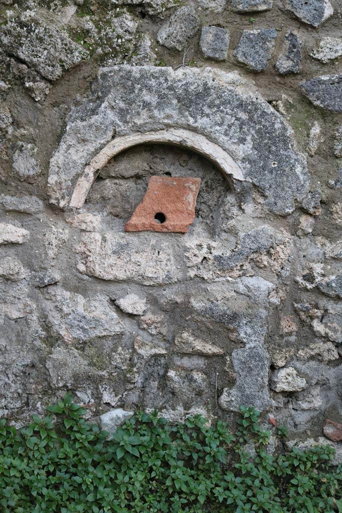 VI.11.13 Pompeii. December 2018. Niche in west wall of cubiculum. Photo courtesy of Aude Durand.