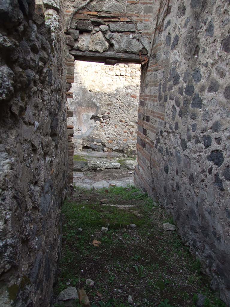 VI.11.18 Pompeii. December 2007. Looking east out through entrance towards Vicolo del Labirinto.