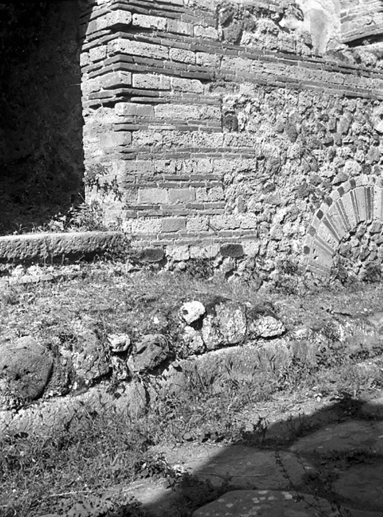 VI.11.18. W.1501. Threshold of doorway and pavement on Vicolo del Labirinto.
Photo by Tatiana Warscher. Photo © Deutsches Archäologisches Institut, Abteilung Rom, Arkiv. 
