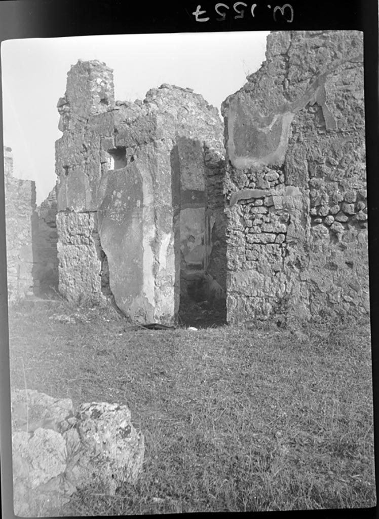 VI.11.19 Pompeii. W.1557. 
Looking towards south-east corner of atrium, and south wall, with doorway to middle room, room (9) a cubiculum.
In the middle room the painted wall decorations from the east wall can be seen.
Photo by Tatiana Warscher. Photo © Deutsches Archäologisches Institut, Abteilung Rom, Arkiv. 
