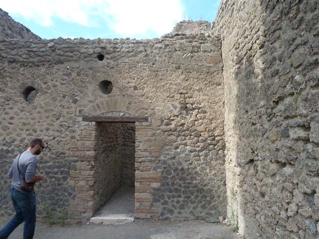 230764 Bestand-D-DAI-ROM-W.1149.jpg
VI.12.2 Pompeii. W.1149. Two doorways in north-east corner of north wall. The doorway on the left leads to VI.12.7, the rear posticum.
Photo by Tatiana Warscher. With kind permission of DAI Rome, whose copyright it remains. 
See http://arachne.uni-koeln.de/item/marbilderbestand/230764 

