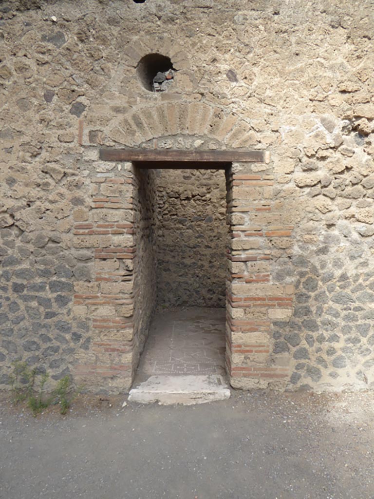 VI.12.2 Pompeii. September 2015. Doorway to room in north-east corner of rear peristyle.
Foto Annette Haug, ERC Grant 681269 DÉCOR.
