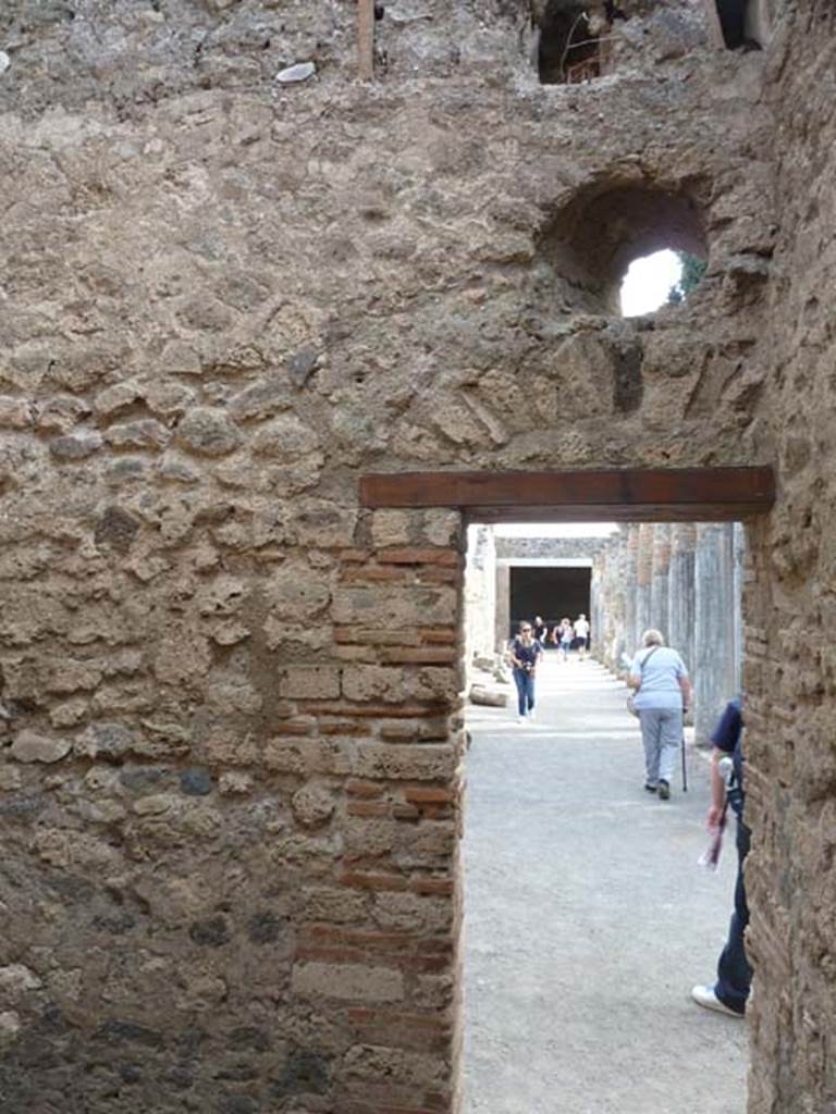 VI.12.2 Pompeii. September 2015. West wall of room in north-east corner of rear peristyle.