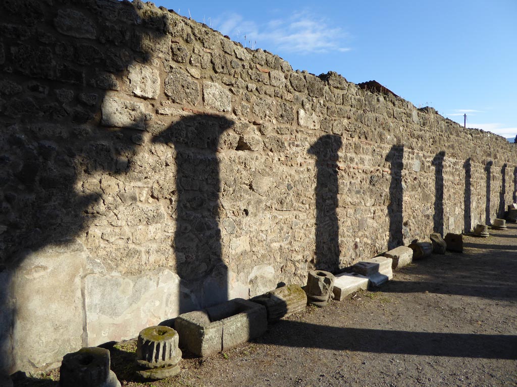 VI.12.2 Pompeii. September 2015. Looking west along north side of rear peristyle.