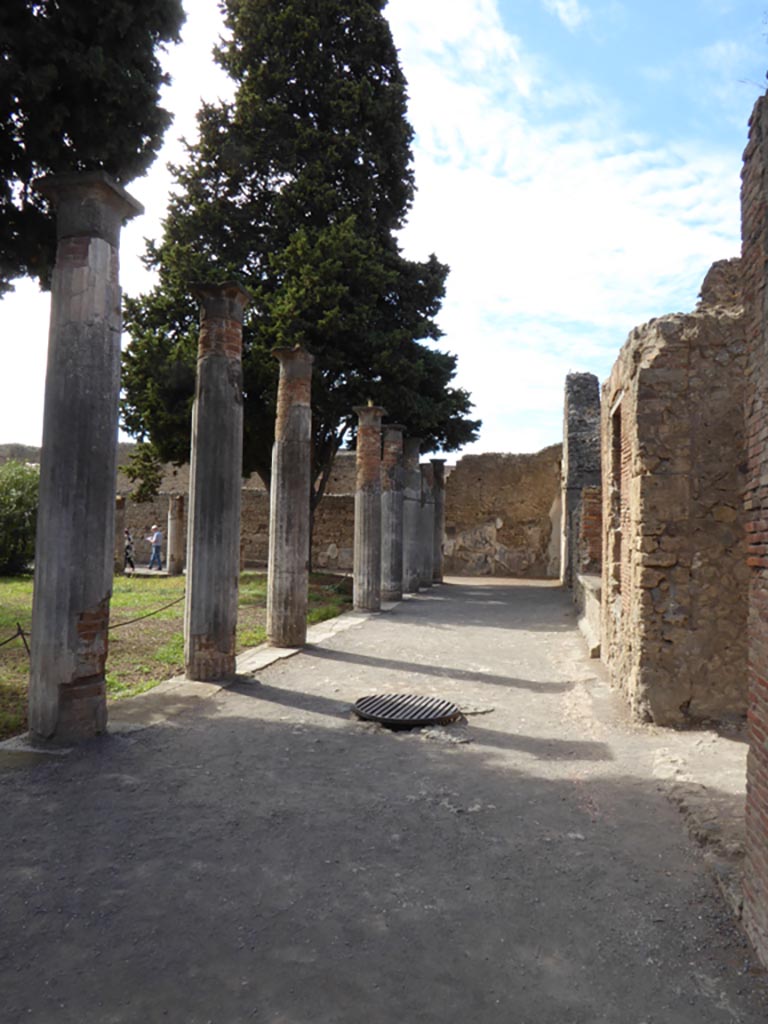 VI.12.2 Pompeii. September 2015. Looking west across north portico of rear peristyle.
Foto Annette Haug, ERC Grant 681269 DÉCOR.
