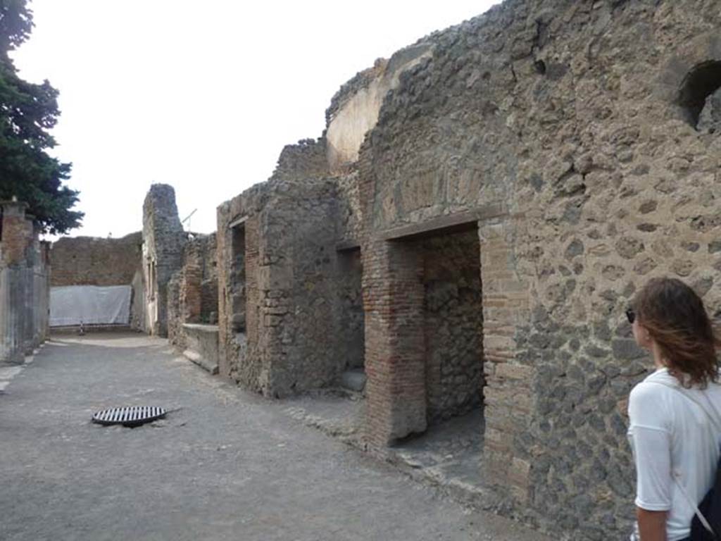 VI.12.2 Pompeii. September 2015. Looking west along north side of rear peristyle.