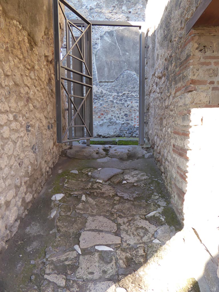VI.12.2 Pompeii. September 2015. Looking towards north wall with base of steps, on right.