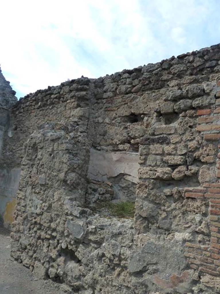 VI.12.2 Pompeii. May 2015. Looking towards north wall of rear peristyle, in north-west corner. Photo courtesy of Buzz Ferebee.
