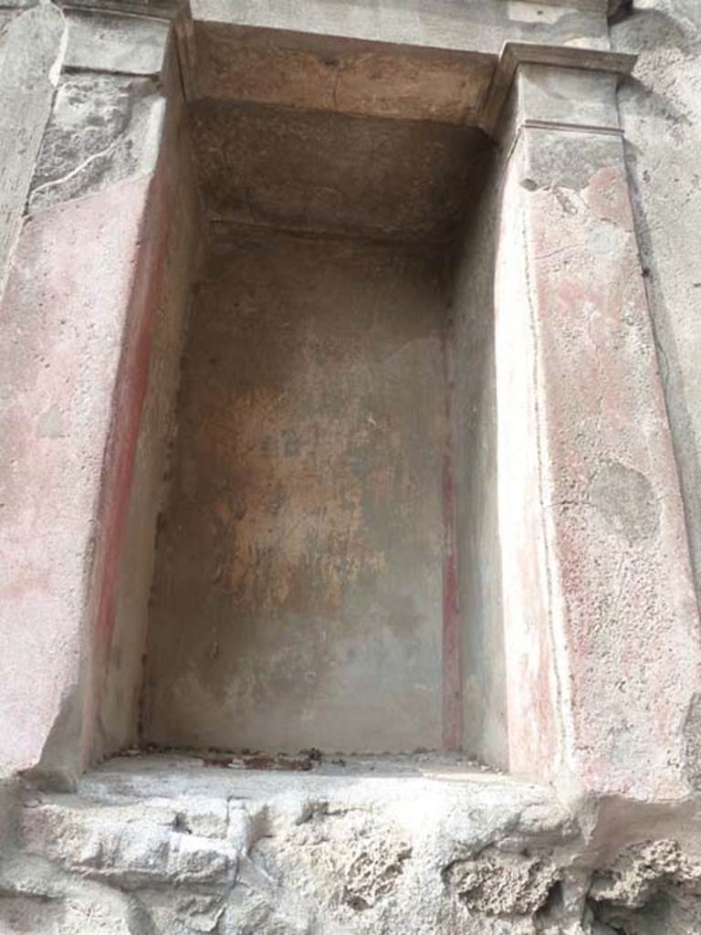 VI.12.2 Pompeii. September 2015. Large niche in rear north wall on west side.