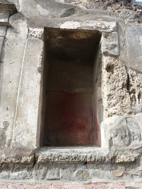 VI.12.2 Pompeii. September 2015. Large niche in rear north wall on west side.