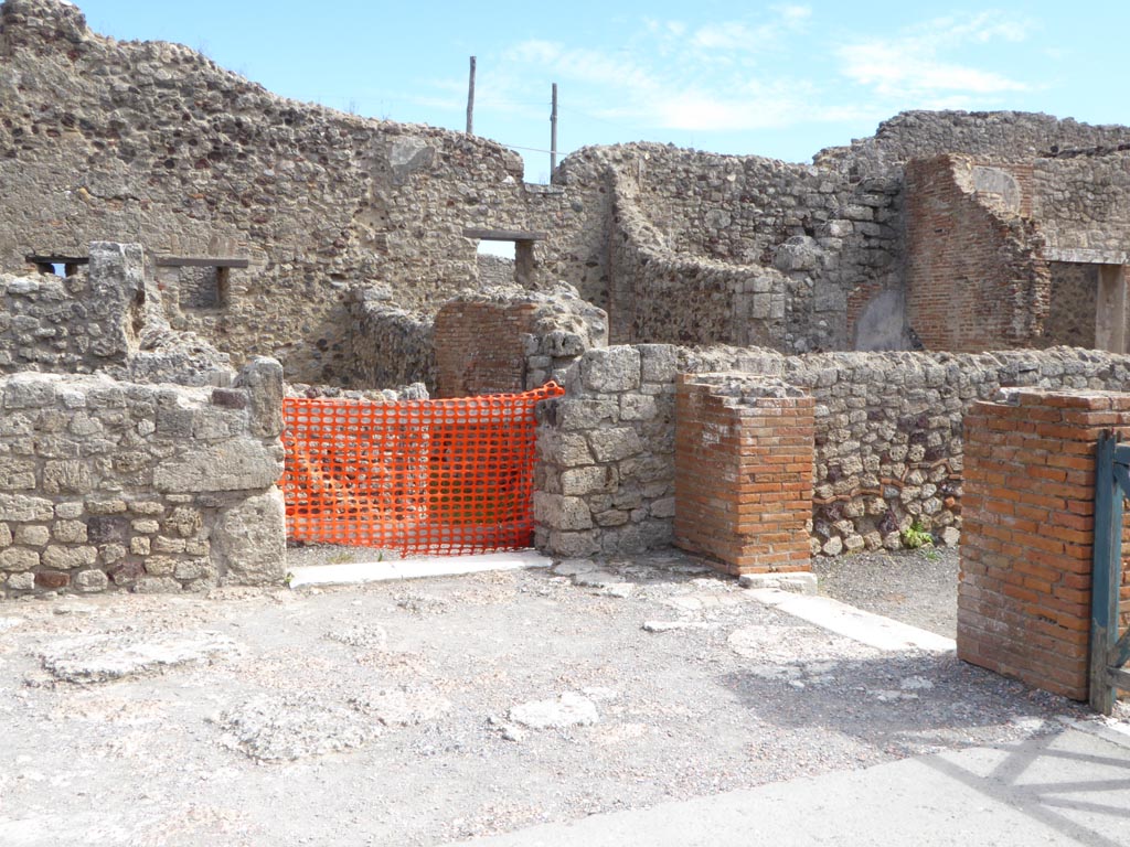 VI.12.2 Pompeii. December 2018. 
Looking towards north wall of kitchen with arched niche lararium, and east wall with window. Photo courtesy of Aude Durand.
