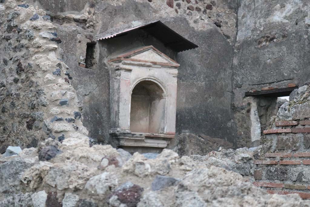 VI.12.2 Pompeii. December 2018. 
Looking towards north wall of kitchen with arched niche lararium, and east wall with window. Photo courtesy of Aude Durand.
