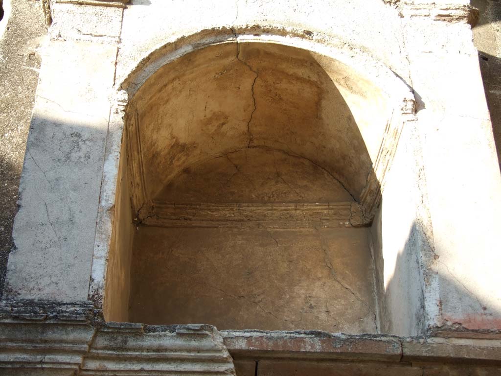 VI.12.2 Pompeii. December 2006. North wall of kitchen, with detail of stucco decoration on the arched niche.
(PPM – room 24)
