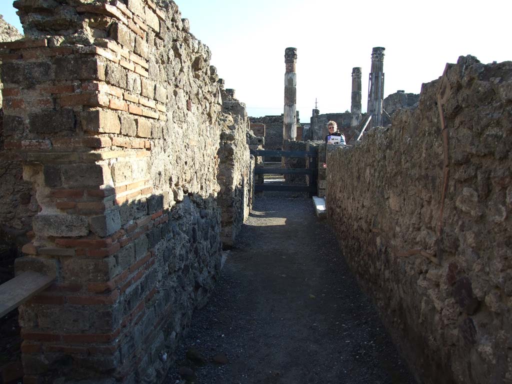 VI.12.2 Pompeii. December 2006. Corridor 19 on east side, looking south to atrium of VI.12.5.