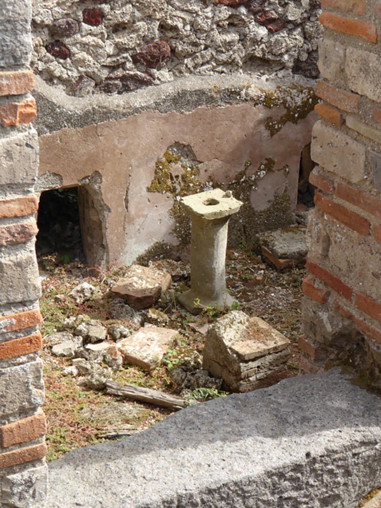VI.12.2 Pompeii. September 2015. 
Second room at north end of corridor, part of bath suite with remains of hypocaust.
Foto Annette Haug, ERC Grant 681269 DÉCOR.
