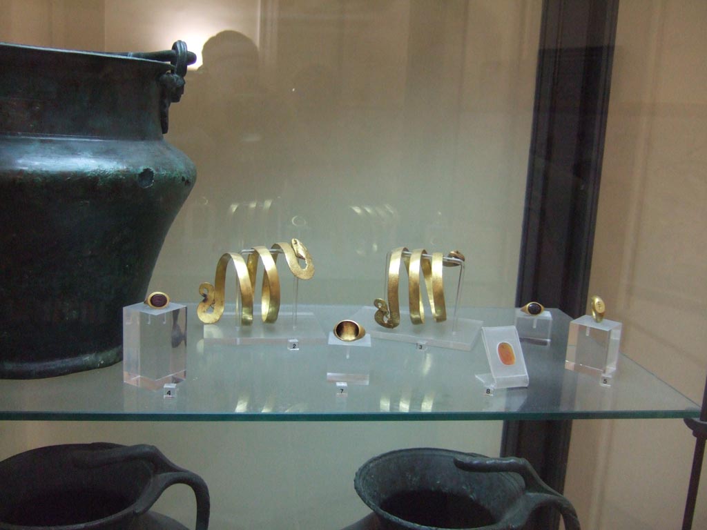 VI.12.2 Pompeii. Jewellery found in VI.12.2. Now in Naples Archaeological Museum.