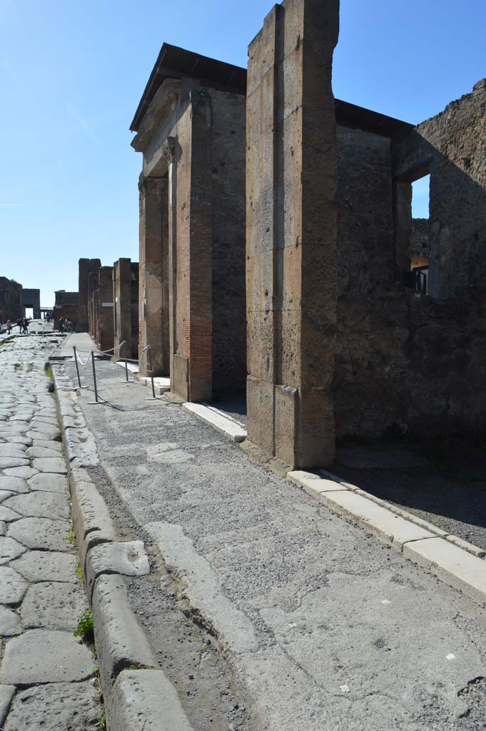 VI.12.2 Pompeii. March 2019. 
Looking west on Via della Fortuna, from VI.12.4, on right, towards entrance at VI.12.2.
Foto Taylor Lauritsen, ERC Grant 681269 DÉCOR.
