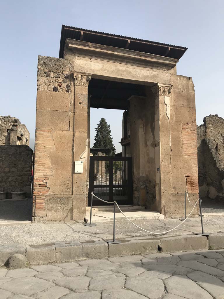 VI.12.2 Pompeii. April 2019. Entrance doorway on Via della Fortuna. Photo courtesy of Rick Bauer. 