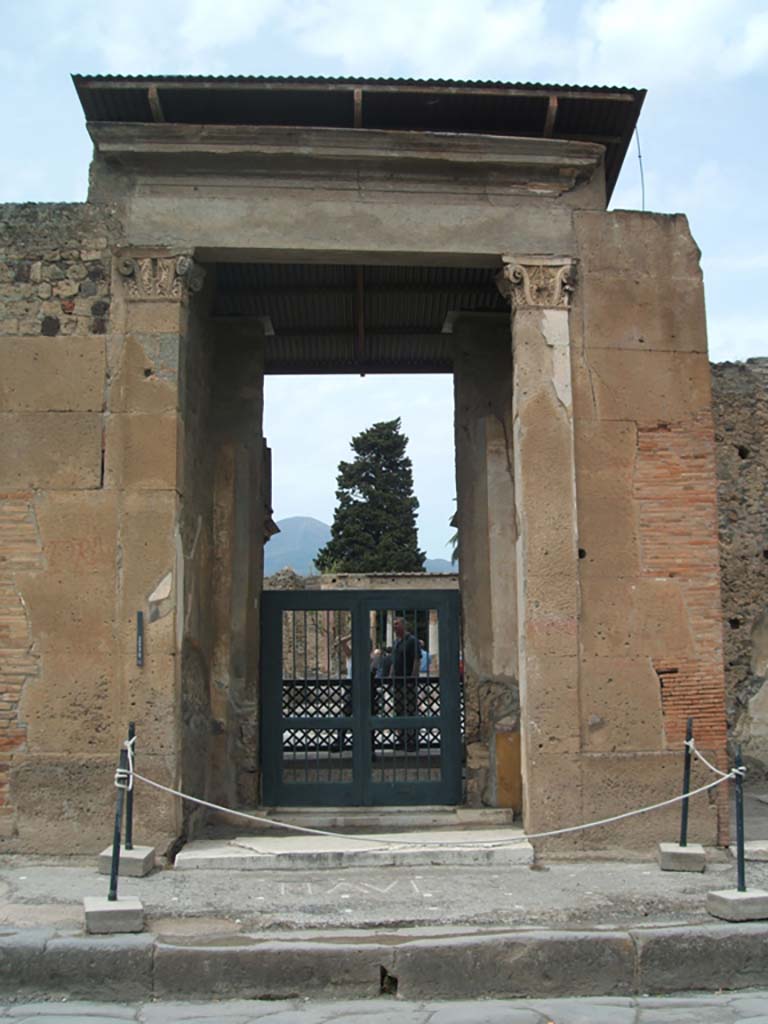 VI.12.2 Pompeii. March 2018. Entrance on Via della Fortuna.
Foto Taylor Lauritsen, ERC Grant 681269 DÉCOR.
