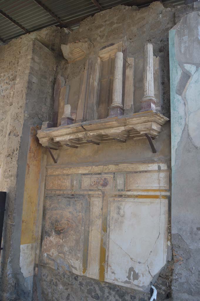 VI.12.2 Pompeii. December 2005. Entrance fauces. West wall with shelf,  on which is placed a façade with small columns.

