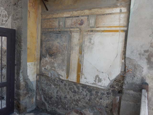 VI.12.2 Pompeii. May 2015. Entrance fauces, lower west wall. Photo courtesy of Buzz Ferebee.