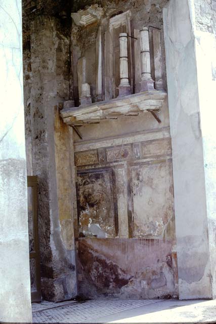 VI.12.2 Pompeii. December 2005. Entrance fauces. East wall with shelf, on which is placed a façade with small columns.
