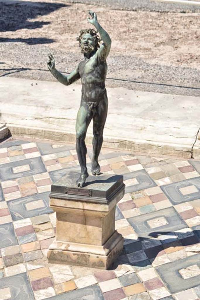 VI.12.2 Pompeii. April 2018. Dancing faun in impluvium in atrium.
Photo courtesy of Ian Lycett-King. Use is subject to Creative Commons Attribution-NonCommercial License v.4 International.
