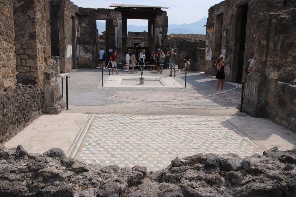 VI.12.2 Pompeii. September 2021. Looking south from tablinum 33, across atrium towards entrance. Photo courtesy of Klaus Heese.


