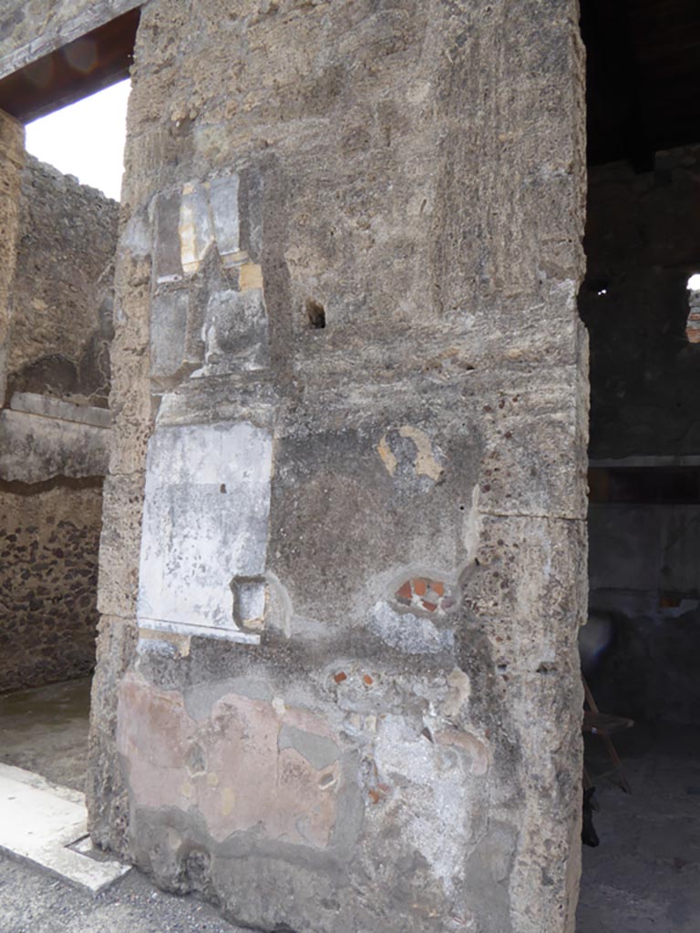 VI.12.2 Pompeii. September 2015. 
West wall of second room on west side of atrium with two windows onto Vicolo del Fauno.
