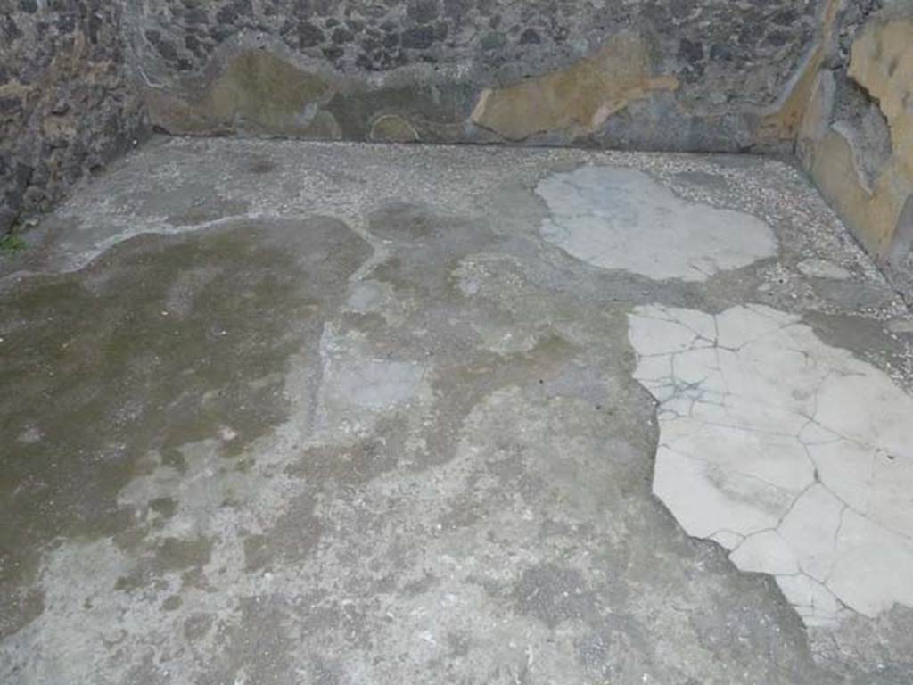 VI.12.2 Pompeii. May 2015. South-east corner of south wall of third room on west side of atrium. Photo courtesy of Buzz Ferebee.
