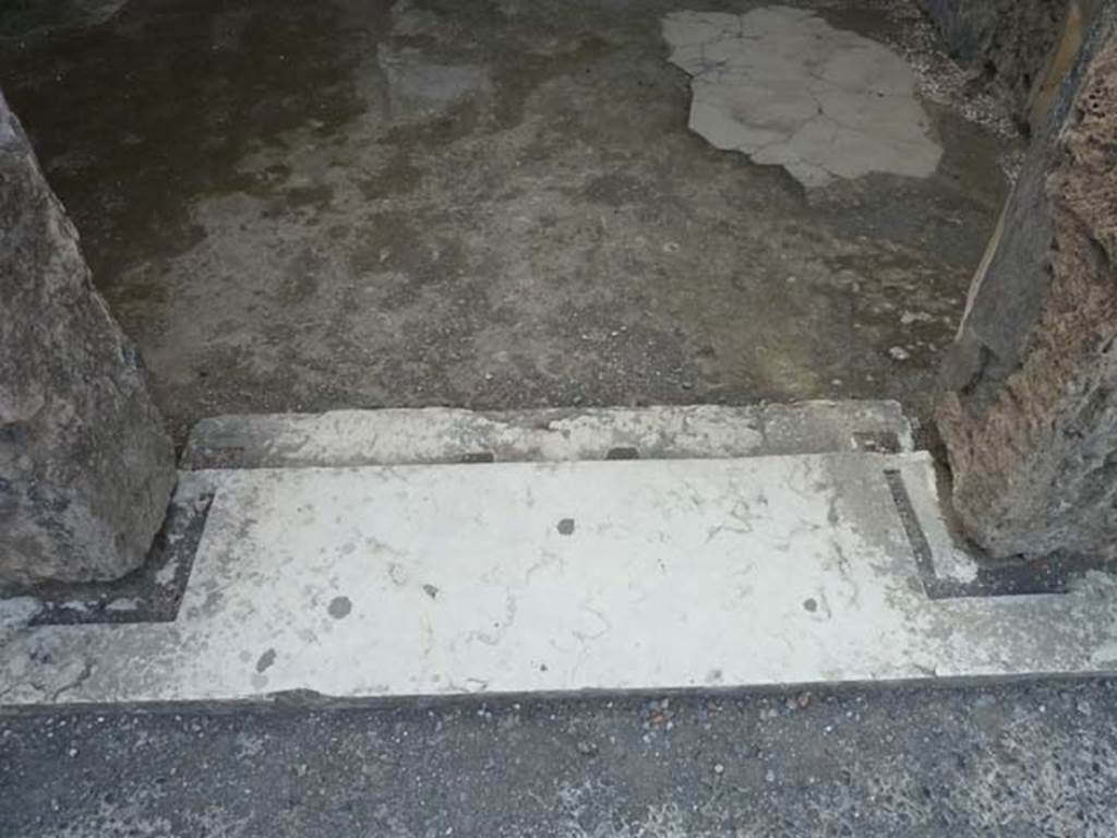VI.12.2 Pompeii. September 2015. Doorway threshold to second room on west side of atrium.

